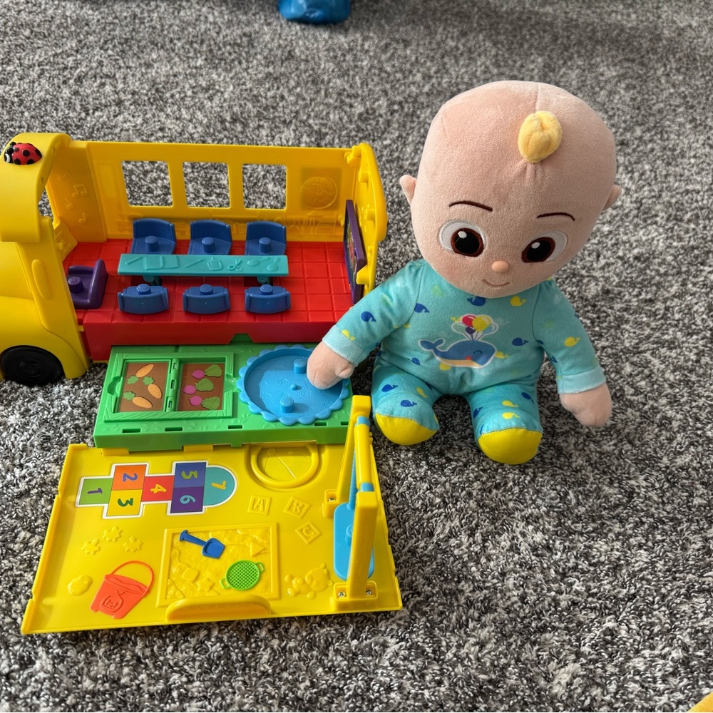 Cocomelon set like new